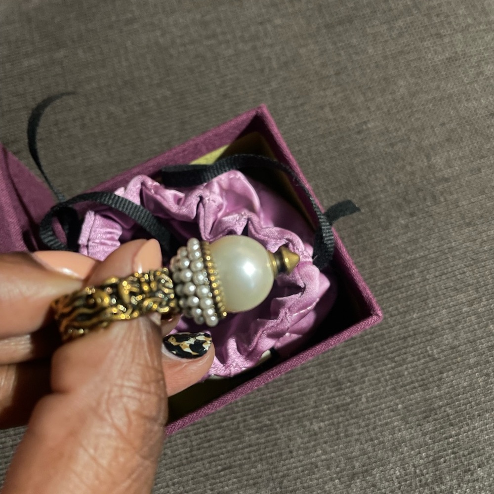 Gucci Stud Pearl Antique Gold Ring - Picture 4 of 6